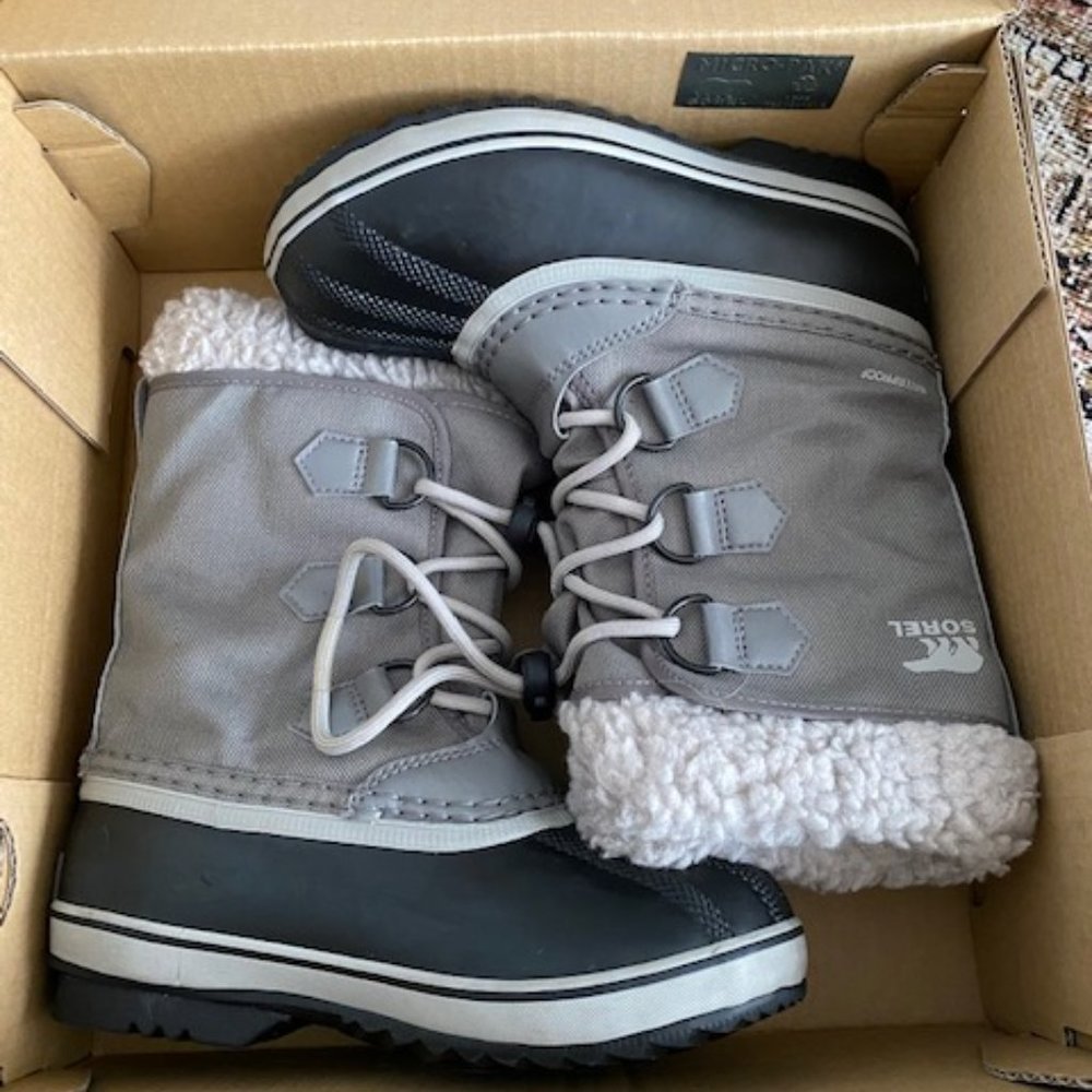 Like New!!  Sorel kids size 1